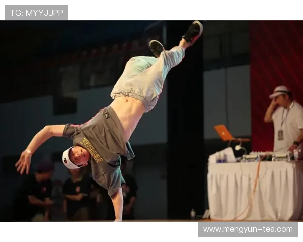 成都攀岩队在世界街舞大赛中以53分稳居积分榜首位